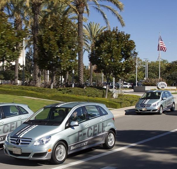 Mit der B-Klasse F-CELL, bringt Mercedes-Benz das erste unter Serienbedingungen gefertigte Elektrofahrzeug mit Brennstoffzelle in die USA. Insgesamt werden bis 2012 insgesamt rund 70 der umweltfreundlichen Fahrzeuge in Kalifornien im Alltagsbetrieb sein.